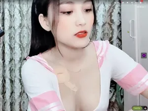 Xbồ xinh da trắng lắc cặp mông hư hỏng