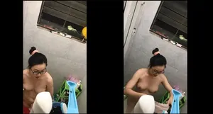 Quay lén học sinh nữ nhà đối diện tắm
