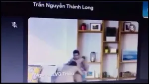 Học online quên không tắt camera lộ cảnh cô bạn gái đang mút mút