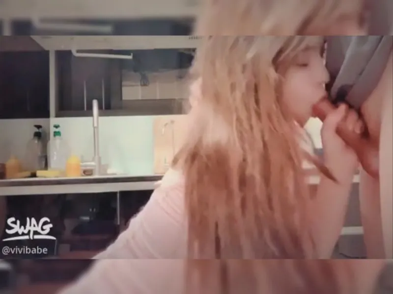 Hoá thân thành nhân viên bênh viện xinh phang với bạn trai