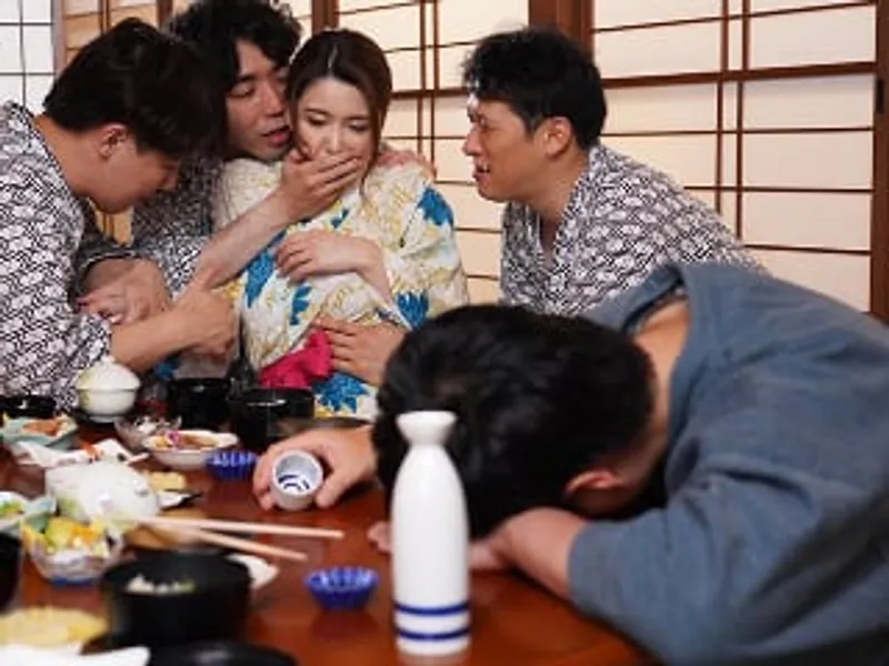 đưa bà xã đi suối nước nóng, chồng không biết người vợ bị người khác đụ sấp mặt