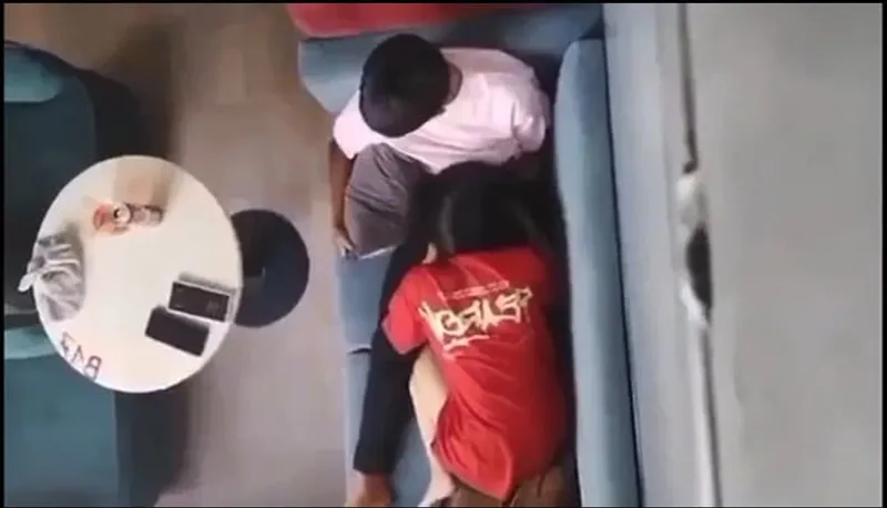 Quay lén cô bạn gái liếm bú cho ghệ nơi công cộng