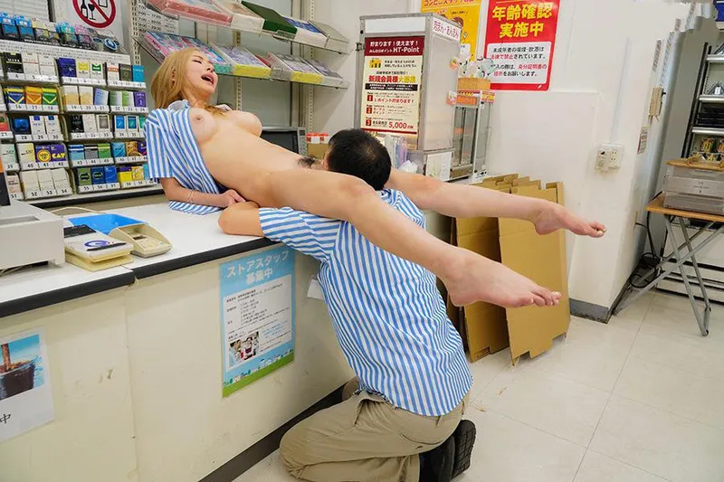 Anh cấp trên tống tình bé gái ngổ ngáo của chủ cửa hàng tiện lợi