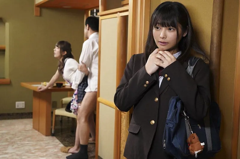 Con yêu riêng thấy thèm khi nhìn trộm bố dượng nắc mẹ