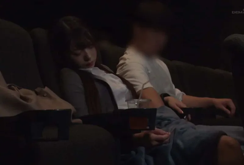 Thanh niên tranh thủ móc bím cô bạn gái văn phòng ngủ gục ở rạp phim